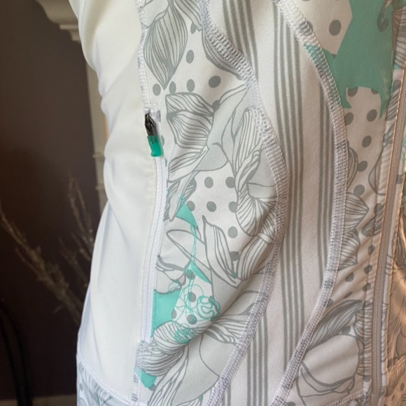 Vintage Lululemon Vest with Side Mesh Panels with Grey/Turquoise Lily Pattern - Picture 4 of 16